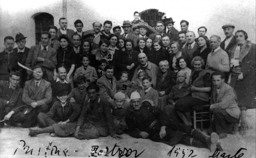 Семья Мандил в числе других евреев в Приштинской тюрьме. Март 1942