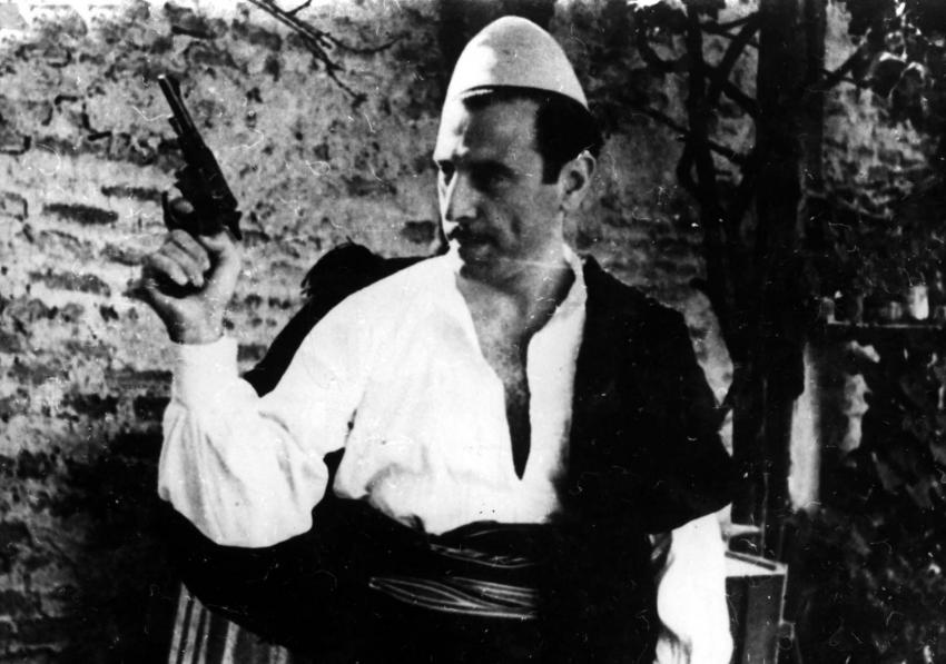 Moshé Mandil vestido con ropas albanesas, Kruja, 1944 