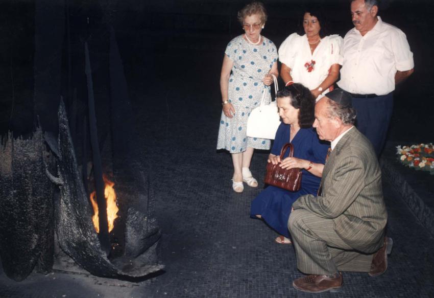 Refik Veseli arrodillándose frente a la llama eterna en la Sala del Recuerdo, Yad Vashem