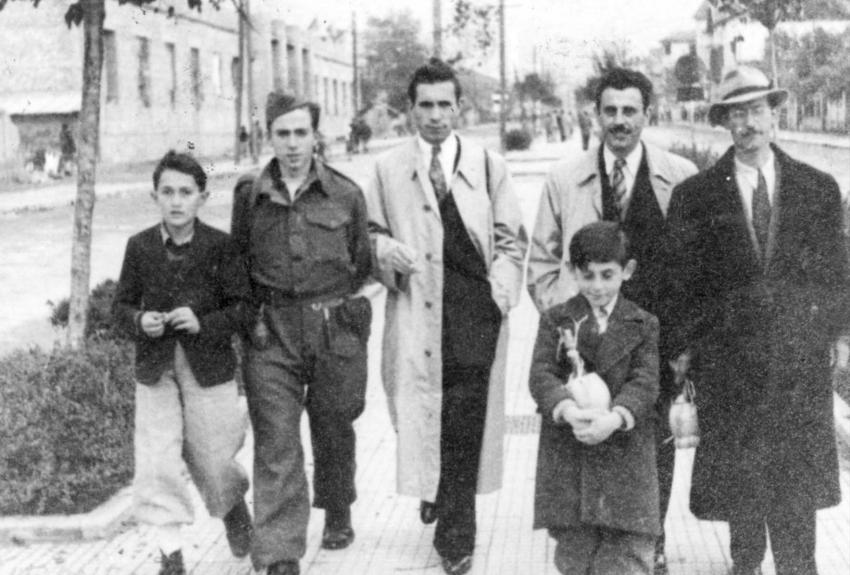 Mosa (Mosche) und Gavra Mandil zusammen mit Refik Veseli und anderen Freunden auf den Straßen Tiranës am Tag der Befreiung, 29. Dezember 1944