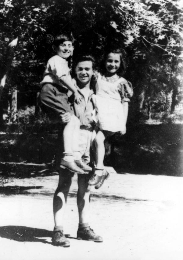 Refik Veseli sosteniendo a Gavra Mandil y su hermana, Yugoslavia, 1946 