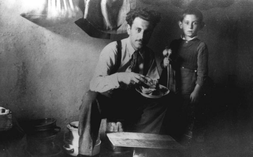 Гавра Мандил со своим отцом в тюрьме. Приштина, 1942