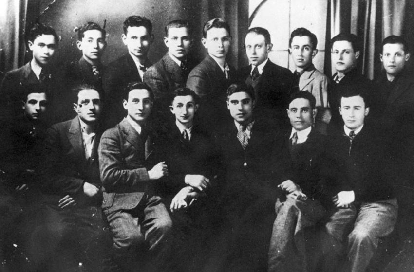 דוד פרפל וחברי תנועת הנוער של מכבי לפני המלחמה בניסבייז'.