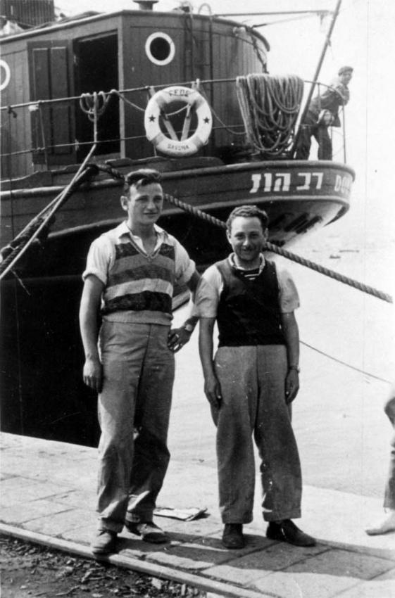 שאול גורודינסקי וחברו יעקב אושמן ליד ספינת המעפילים &quot;דב הוז&quot; בנמל לה ספציה (La Spezia) שבאיטליה, 1946.