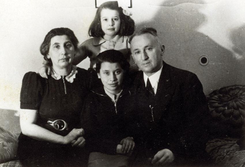 Arno and Elsbeth Dobkowski with their daughters Ursula and Marianne, Berlin, 1938
