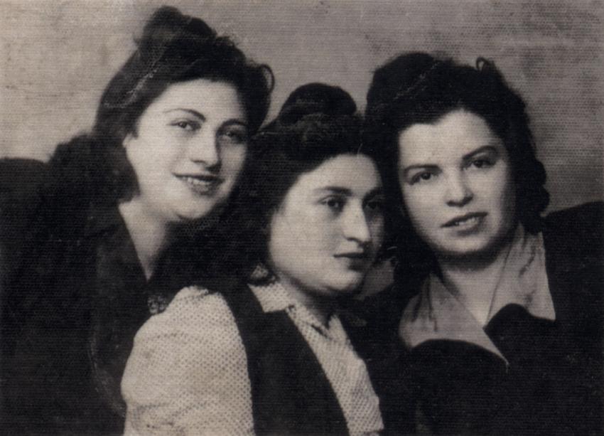 ברטה ליבוביץ' (מימין). בודפשט, 1943