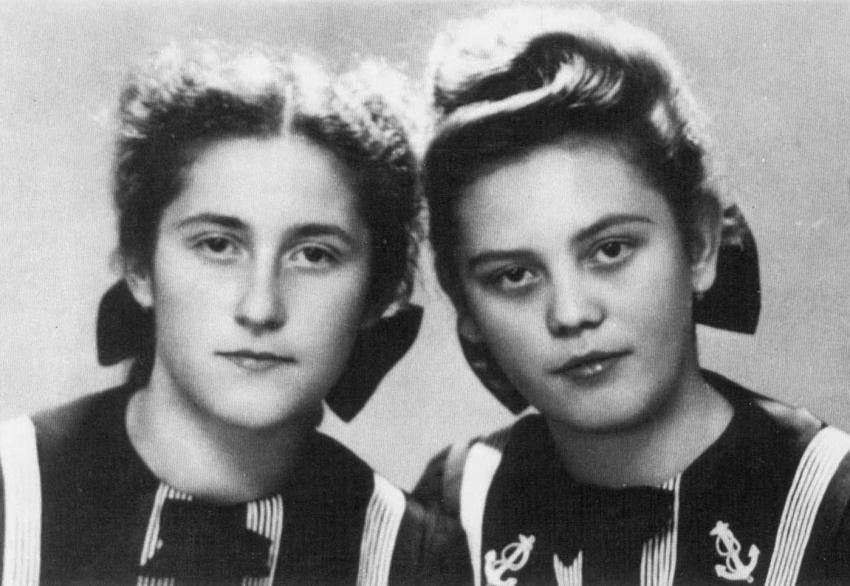 אליזה (מימין) ומרתה רוזנברג לפני שנלקחו למחנה . מולדבה, סלובקיה, 1943-44