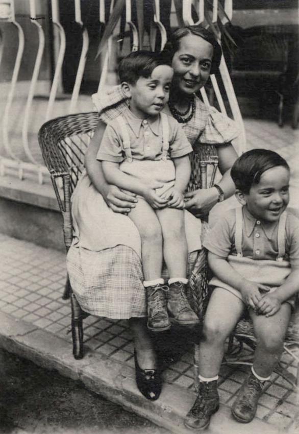 התאומים אנדרש וקרול בריכטה עם אמם מרגיט, אויפשט, הונגריה 1938