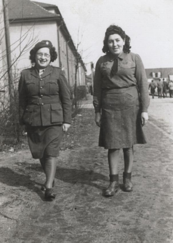שרה ברקמן עם חברתה ססיליה במחנה העקורים ברגן-בלזן לאחר השחרור