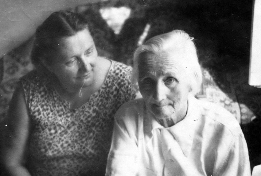 Franciszka Halamajowa with her daughter Helena Liniewska (Halamajowa), postwar
