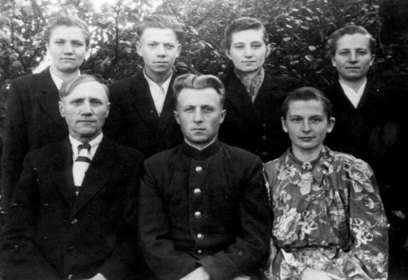 Послевоенная фотография Иосифа Назарука (в нижнем ряду слева) с семьей, Лахчице, Белоруссия