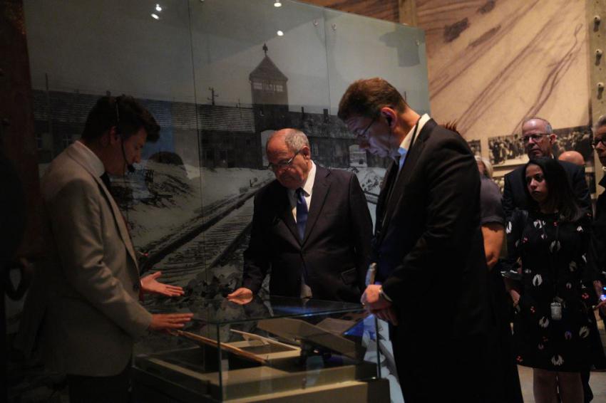 ד"ר אלברט בורלא במהלך סיור במוזיאון לתולדות השואה יד ושם.