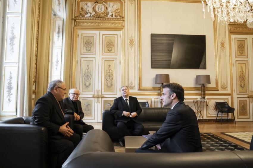 Le président Macron reçoit Dani Dayan, président de Yad Vashem, l'historien Serge Klarsfeld et Pierre-François Veil, président du Comité français pour Yad Vashem. 