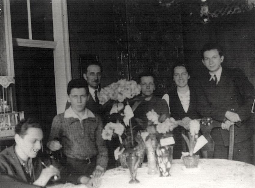משפחת גולדוואג לפני המלחמה- מימין לשמאל: האחות גוטה ובעלה, ההורים דוד ואידסה, האח הייניק, פליקס