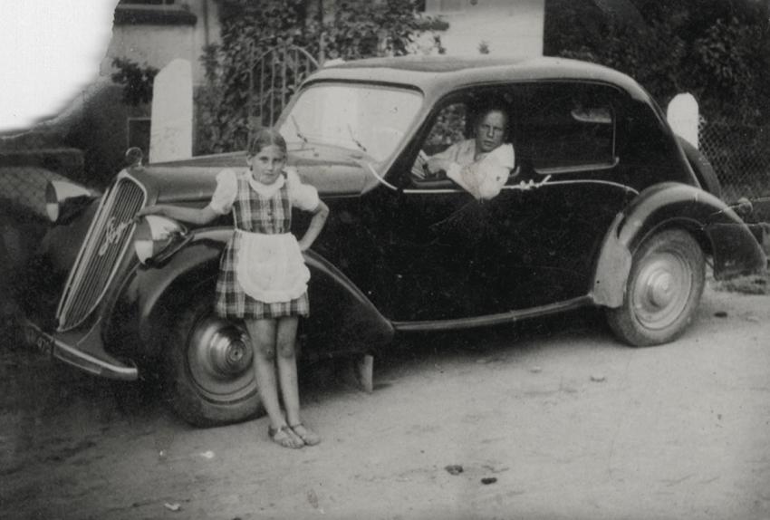 סטלה קנובל בקרקוב עם הנהג הפרטי של המשפחה לפני פרוץ המלחמה