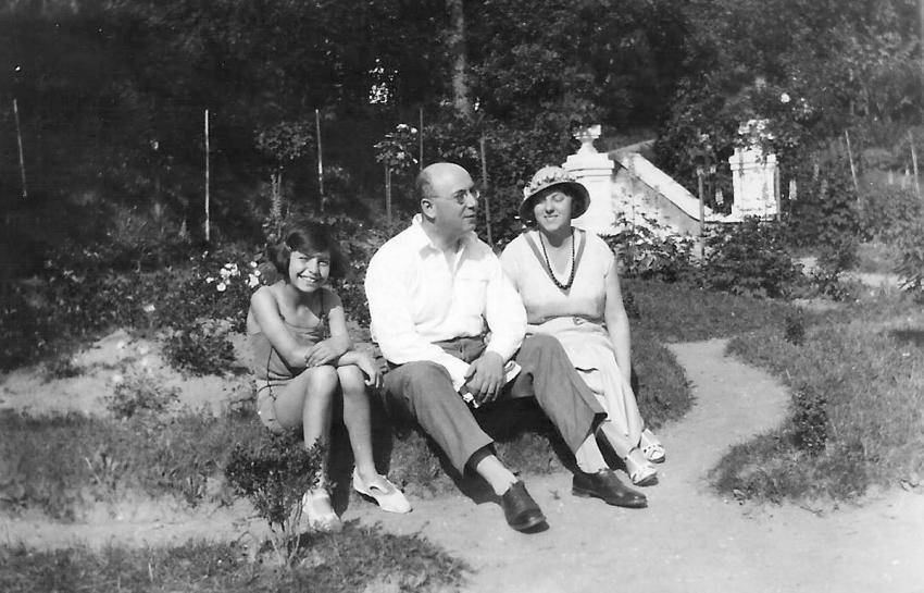 יהודית-ג'וזי פליישמן, בתה של גיזי פליישמן, דודה ד&quot;ר דזידר-דוד פישר ורעייתו לילי בברטיסלווה לפני המלחמה