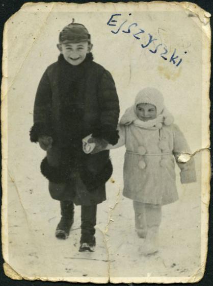 Five years old Yaffa Sonenson with her older brother Yitzhak, Eishishok, Poland, winter 1940