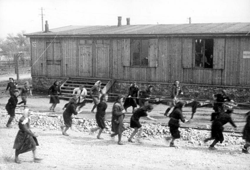 Mujeres realizando trabajos forzados, Plaszow, Polonia