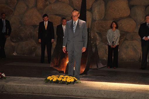 During his visit to Yad Vashem on 7 August 2012, Foreign Minister of Australia Bob Carr participated in a memorial ceremony in the Hall of Remembrance