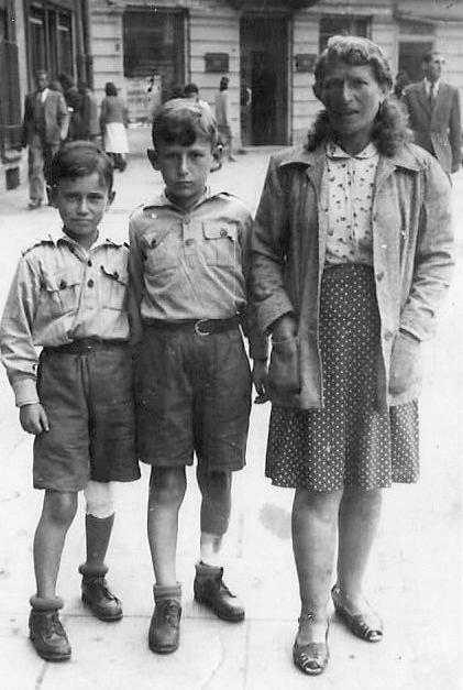 אתל זלקינד ושני בניה, אהרון (במרכז) ואליעזר, לודז', 1946
