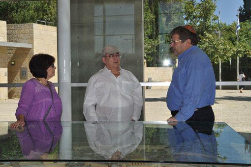 On June 5, 2012 Founder and Chairman of Linn Products, Ivor Siegmund Tiefenbrun MBE (center), visited Yad Vashem’s Holocaust History Museum accompanied by his wife Evelyn Tiefenbrun (left).