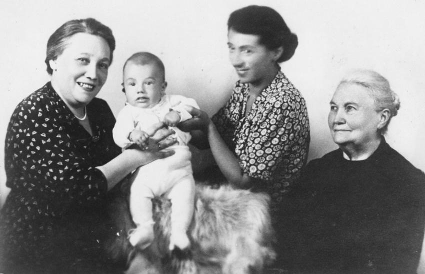 פליקס גדעון שלזינגר יחד עם אמו אלזה וסבתותיו. ברנו, צ'כיה, 1941
