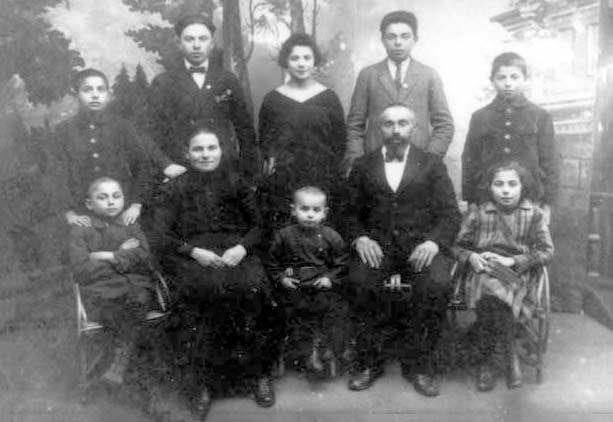 The Jurszan family, Mir, c. 1925 – the father Feivel, his wife Batya (née Schuster) and their eight children. Sitting, left to right: Moshe (b. 1918), their youngest child Yitzhak (who fell as a partisan), Reisel (b. 1916))