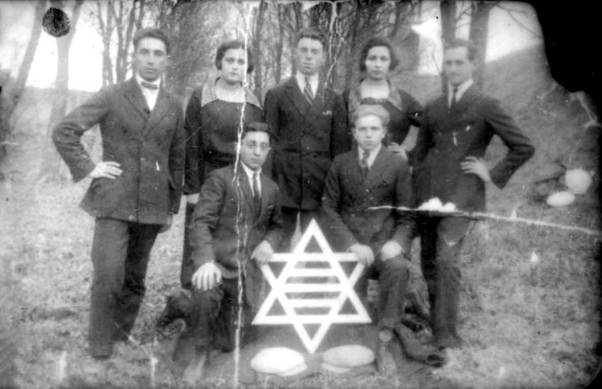 Moshe Eskolsky (seated right) with his friends in &quot;Hechalutz&quot;, Mir