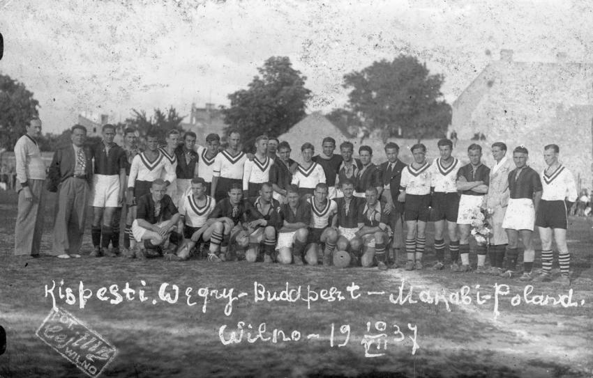 קבוצות הכדורגל מכבי פולין וקישפשטי בודפשט. וילנה, 10 ביולי 1937