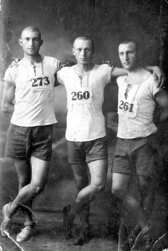 צעירים בתלבושות ספורט, כנראה בווילנה, לפני המלחמה