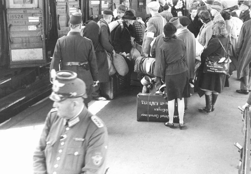 Hanau, alemania, judíos embarcandose en el tren de deportación bajo la supervisión de la policía alemana