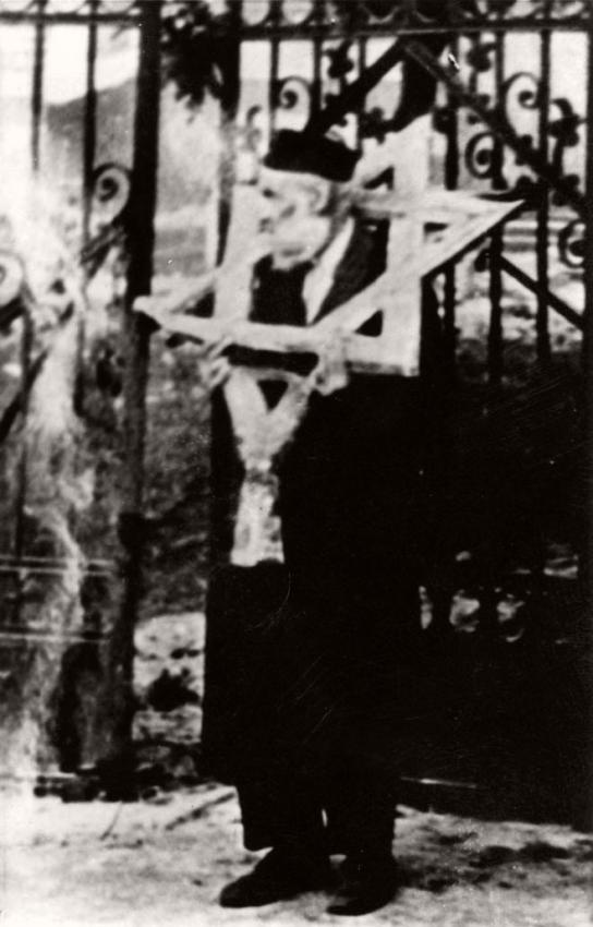 Издевательства над евреями: пожилого еврея заставили стоять возле кладбища, надев ему на шею «еврейскую звезду». Люблин, Польша