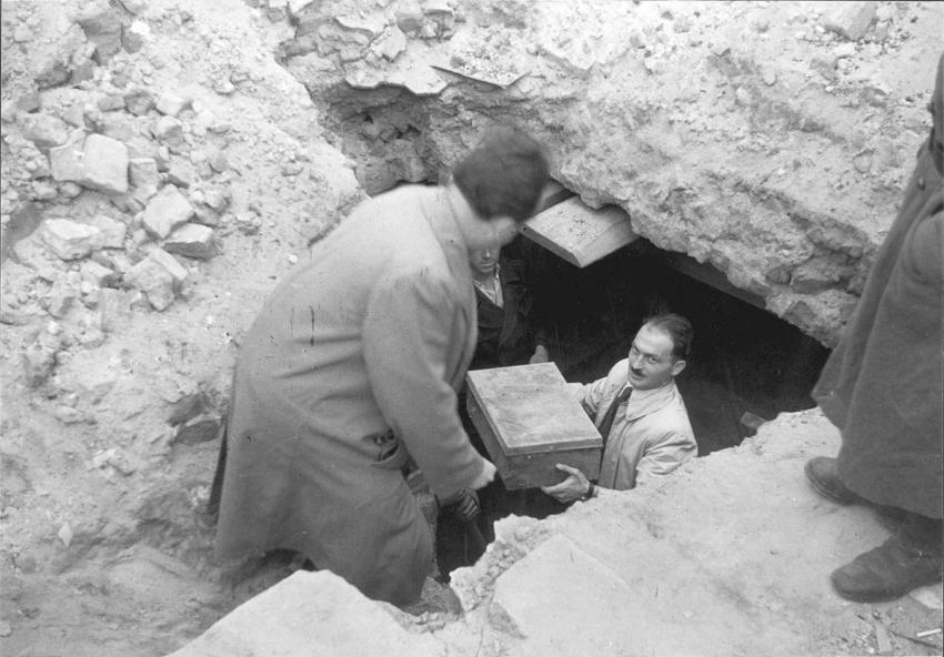 Excavación de rescate del archivo 'Oneg Shabat' después de la guerra, Varsovia, Polonia.