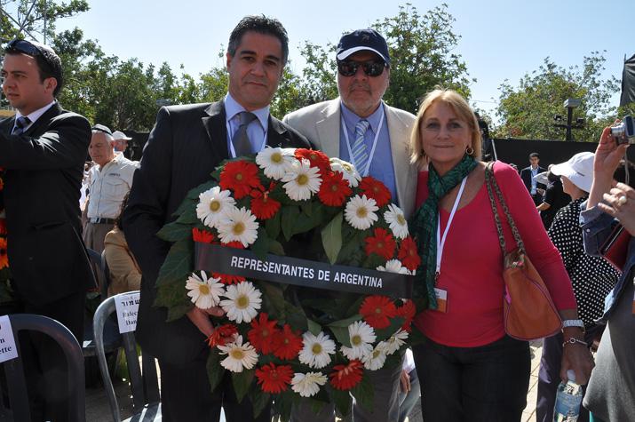 Dr. Daniel Rafecas, Mrs Graciela Spangenthal and Mr. Roberto Spangenthal laying a wreath in representation of Argentina participants of the Amlat Seminar