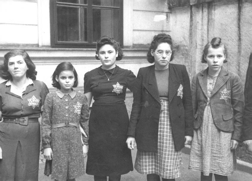 Femmes portant l’étoile jaune indiquant leur identité juive, Vienne, Autriche, 1941