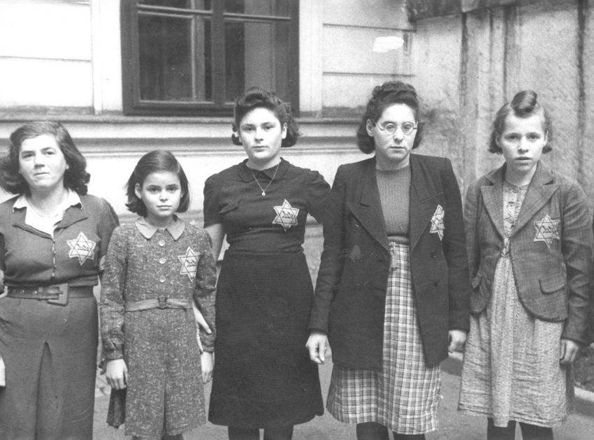 Женщины с нашитой на одежду желтой звездой, отличительным знаком опознования евреев. Вена, Австрия, 1941 г.