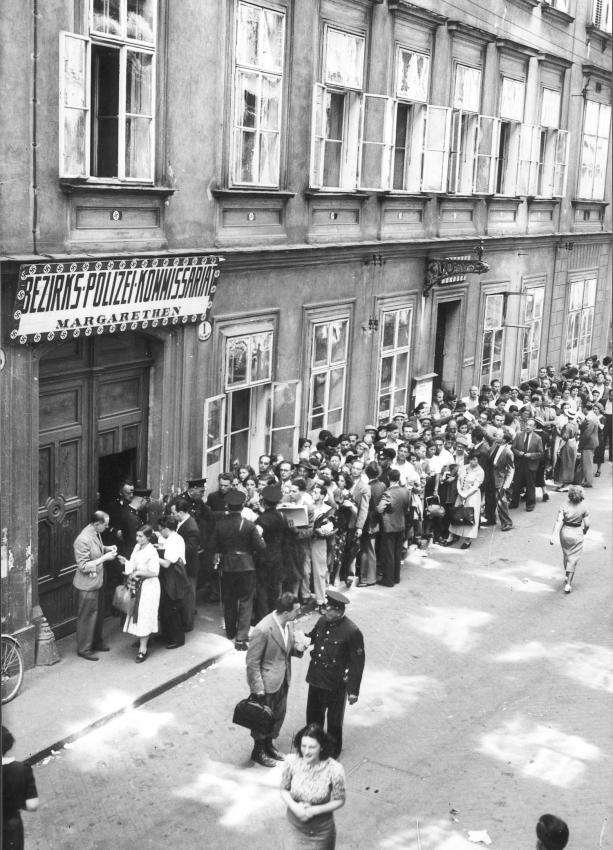 יהודים עומדים בתור לרישום בתחנת המשטרה בווינה, מרס 1938