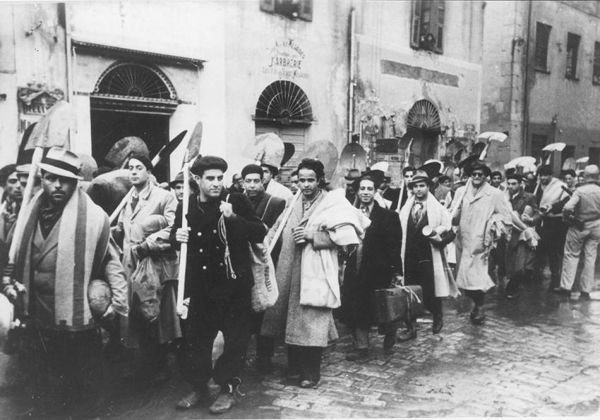 יהודים מוצעדים לעבודות כפיה בביזרטה שבתוניסיה, דצמבר 1942