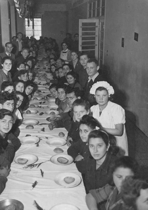 חדר האוכל בבית הילדים בסלבינו שבאיטליה אחרי המלחמה.