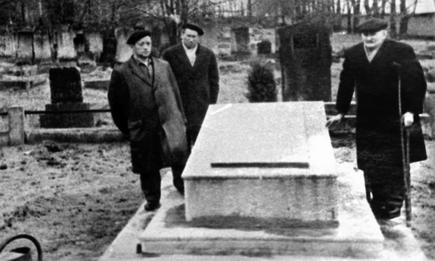 נספי שואה מפיוטרקוב טריבונלסקי שנרצחו בראקוב (Rakow) מובאים לקבורה בפיוטרקוב לאחר המלחמה.