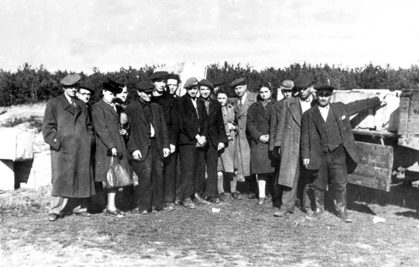 The postwar burial of Holocaust victims from Piotrków Trybunalski who were murdered in Rakow.