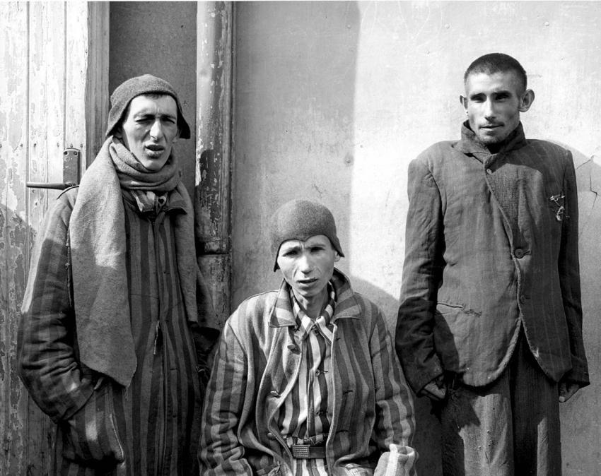  ניצולים במדי פסים לאחר השחרור, דכאו, גרמניה 1945