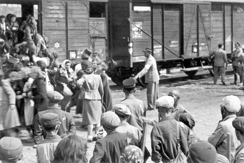 Евреев из Лодзинского гетто депортируют в вагонах для скота