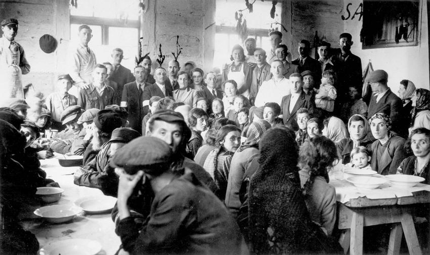 Zelechow, Poland, 1942, Jewish residents of the ghetto in the communal kitchen