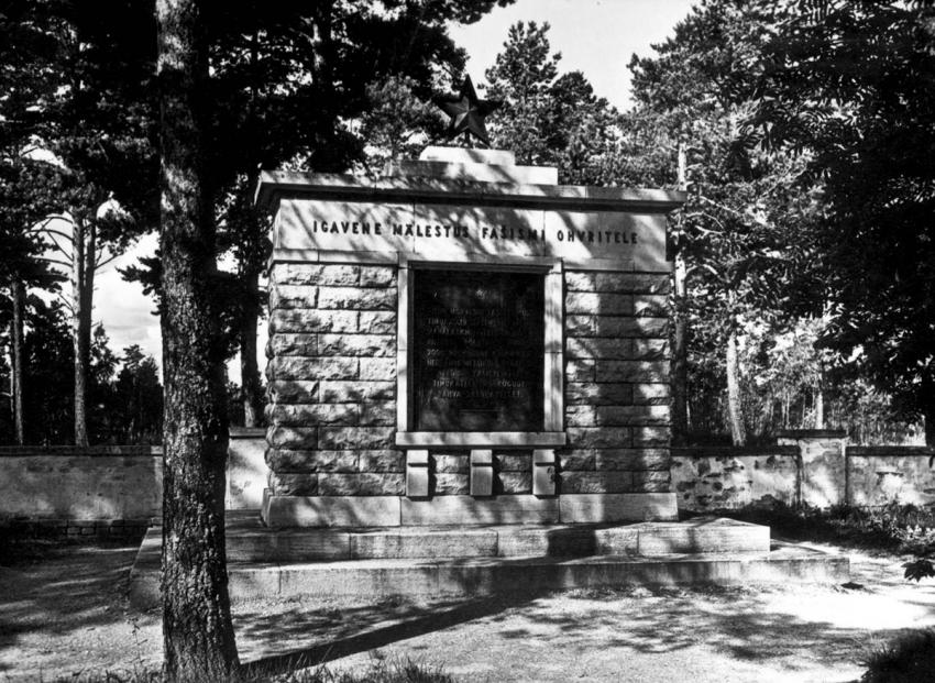 אנדרטה שהוקמה במחנה קלוגה לאחר המלחמה. על האנדרטה כתוב: לקורבנות הפשיזם