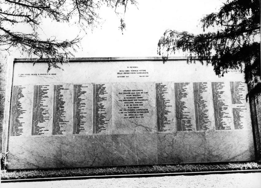 אנדרטה לזכר יהודי העיירה שנספו בשואה, לאחר המלחמה, טורינו, איטליה