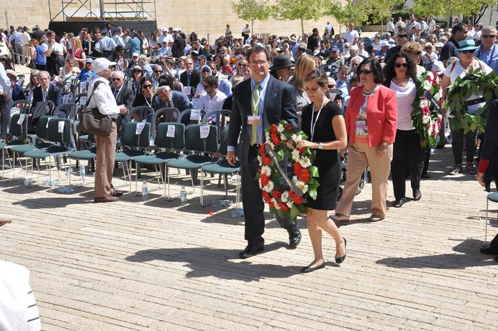 Mrs Ruth Polishuk-Vainer and Mr. Billy Vainer laying a wreath on behalf of Yad Vashem Costa Rica