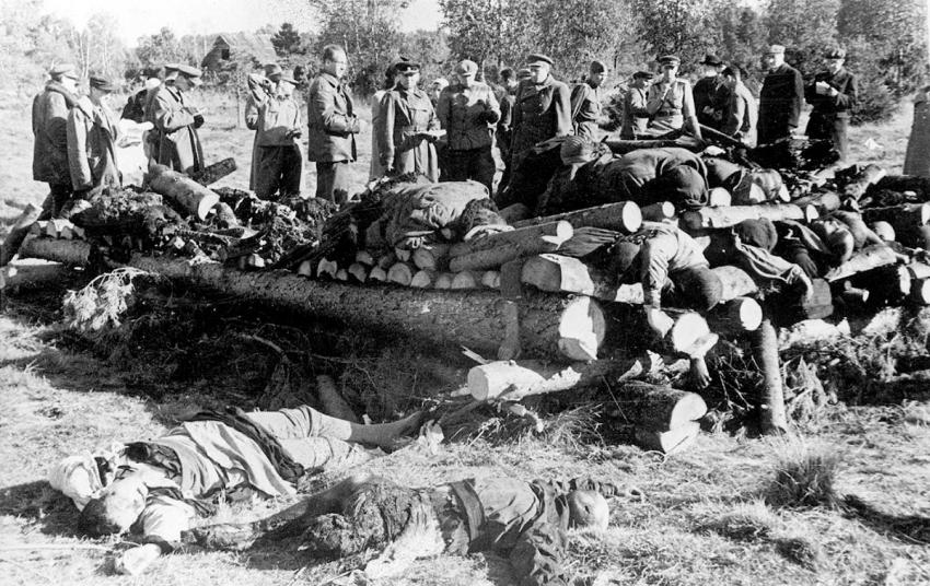 חיילים סובייטים ליד גופות שנמצאו במחנה קלוגה, ספטמבר 1944