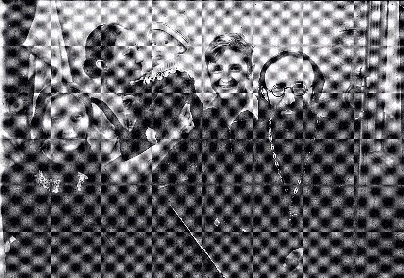 משפחת גלגולב, משמאל לימין: מגדלנה, טניה עם משה בידיה, ניקולאי ואלכסיי, 1944 