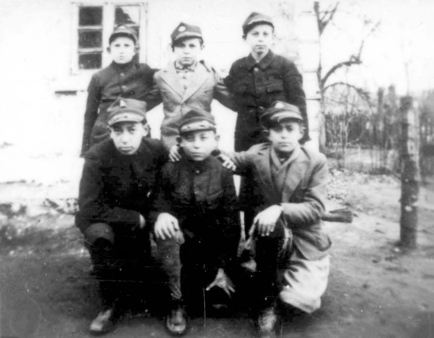 קבוצת חברים מבית הספר העממי פולני, מיר, חורף 1934. שורה ראשונה, שני משמאל: אהרון (ארל) כצנלסון